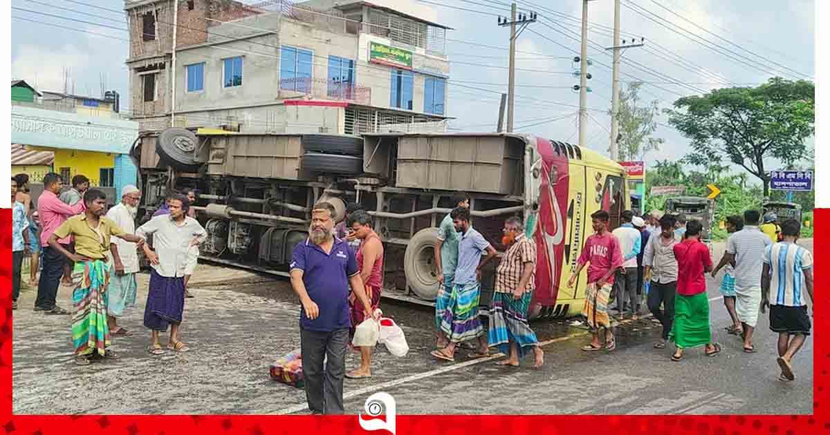 ত্রিশালে নিয়ন্ত্রণ হারিয়ে ৩ গাড়িকে বাসের ধাক্কা, নিহত ২