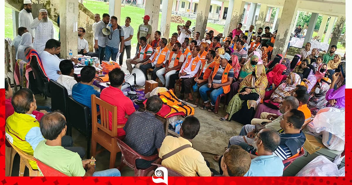 দুর্যোগ মোকাবিলায় সুরক্ষা উপকরণ বিতরণ