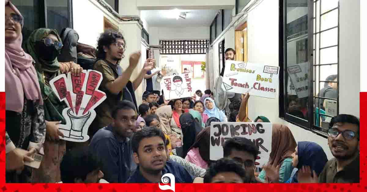 ৮ ঘণ্টার বেশি সময় ভিসি অবরুদ্ধ, ইউজিসিতে যাওয়ার আশ্বাসে অবসান