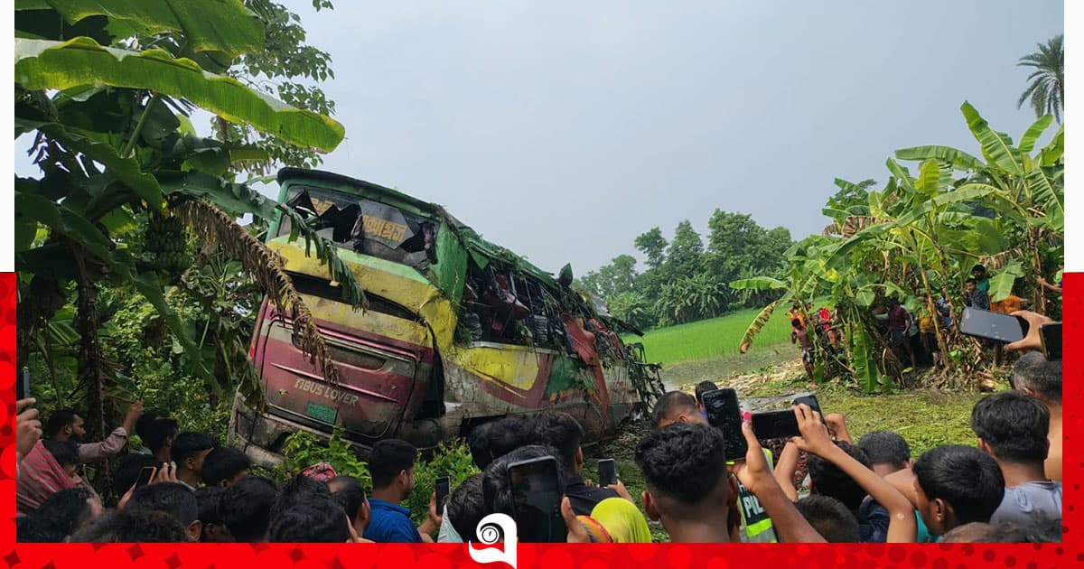 মুকসুদপুরে বাস খাদে পড়ে ৩ জন নিহত