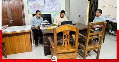 বরিশালে দুই ভূমি কর্মকর্তাকে শোকজ
