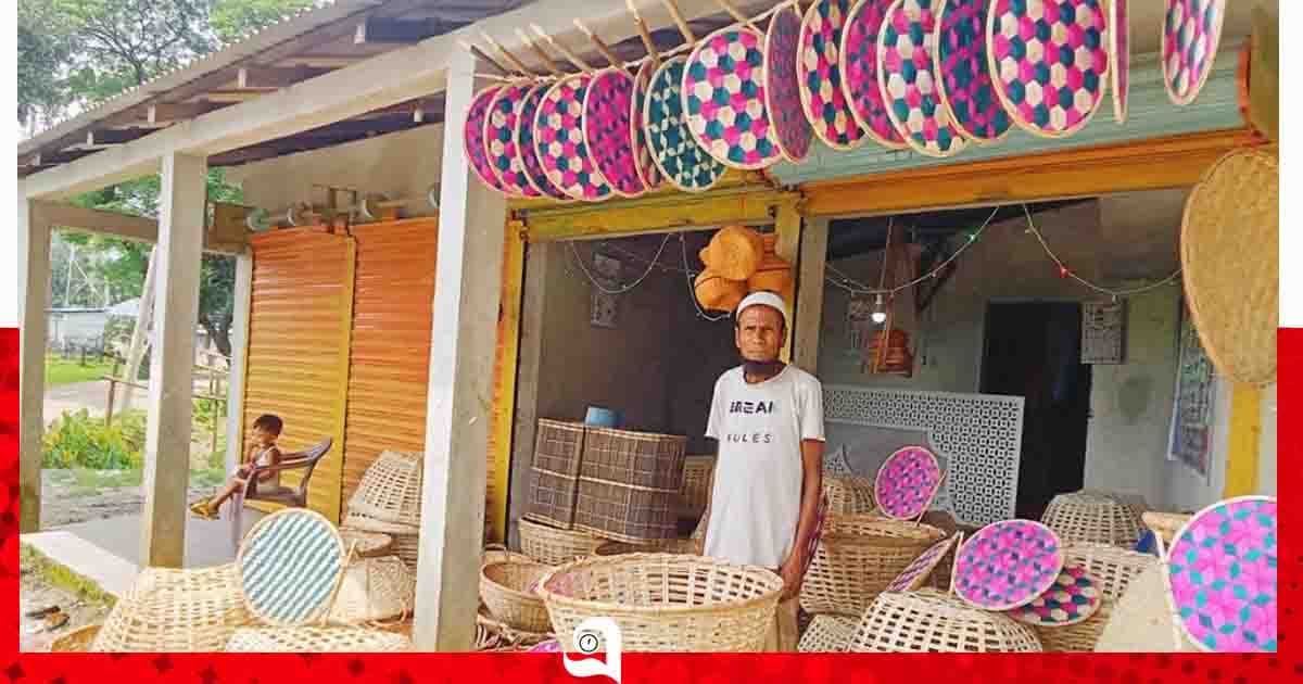 প্লাস্টিক যুগেও বাঁশ-বেত শিল্প বাঁচিয়ে রেখেছেন ৭০ বছরের তাজুল হক