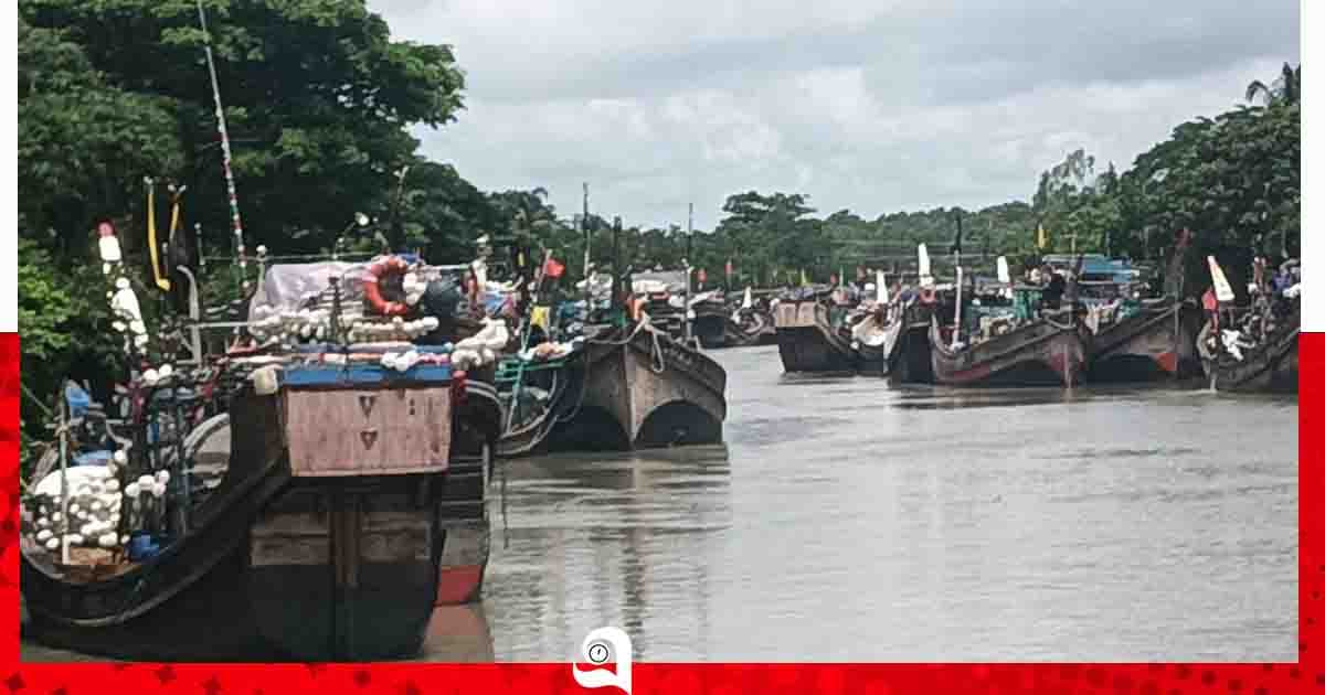 উত্তাল সাগরে নিরাপদে ফিরছে পাথরঘাটার শতাধিক ট্রলার
