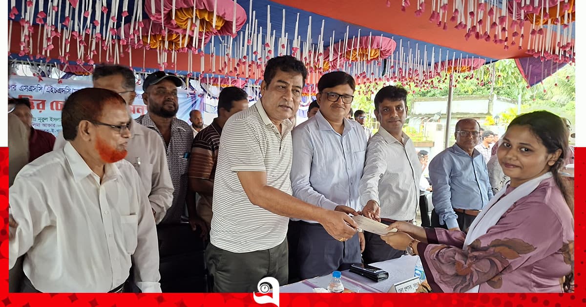 বরগুনায় জেলা পরিষদের শিক্ষাবৃত্তি প্রদান