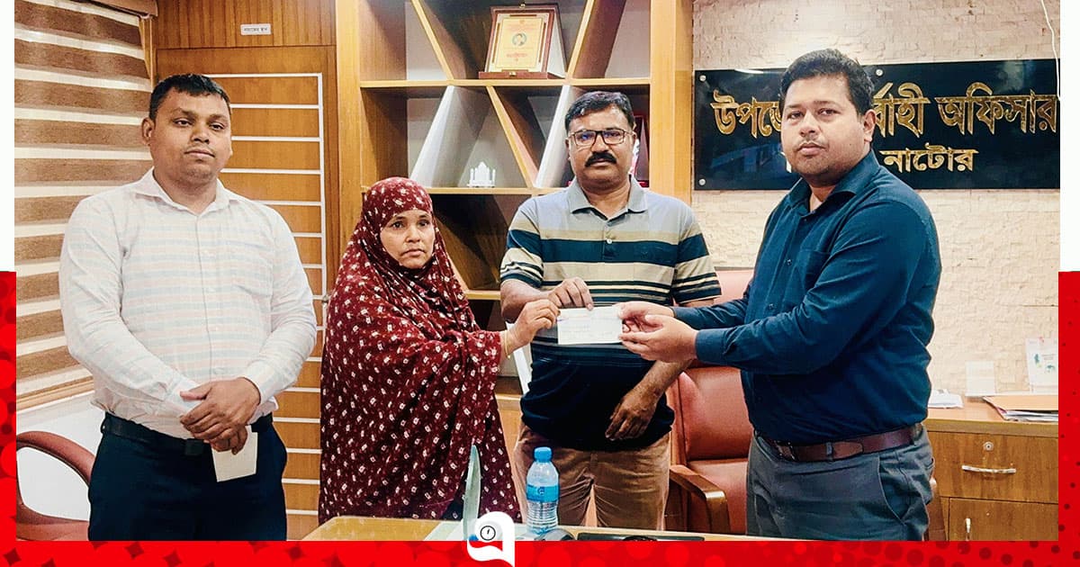 দুর্যোগে ক্ষতিগ্রস্তদের মাঝে চেক বিতরণ