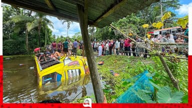 নিয়ন্ত্রণ হারিয়ে পুকুরে বাস, অলৌকিকভাবে বাঁচলেন যাত্রীরা