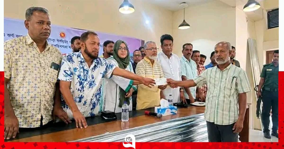 কুলাউড়ায় দুর্যোগে ক্ষতিগ্রস্তদের মাঝে ঢেউটিন ও চেক বিতরণ