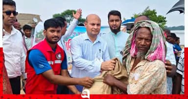 পদ্মার চরে বন্যাদুর্গত মানুষের মাঝে ত্রান বিতরণ