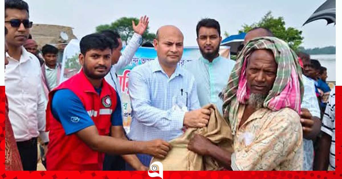 পদ্মার চরে বন্যাদুর্গত মানুষের মাঝে ত্রান বিতরণ