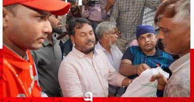 বন্যার্তদের মাঝে ত্রাণ সামগ্রী বিতরণ