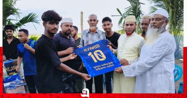 কোটালীপাড়ায় খেলোয়াড়দের মাঝে জার্সি বিতরণ