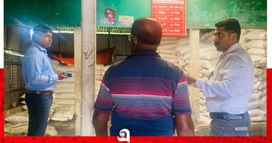 রেজিস্টারে কম, গুদামে বেশি সার, দুই ব্যবসায়ীকে জরিমানা