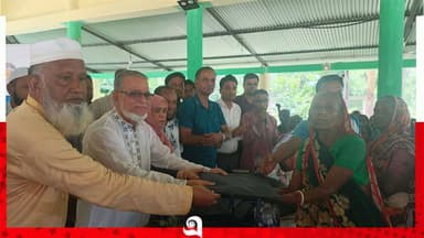 চা শ্রমিকদের মাঝে রেইনকোট বিতরণ