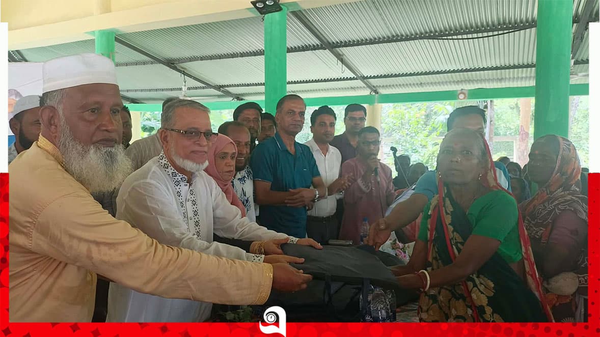 চা শ্রমিকদের মাঝে রেইনকোট বিতরণ