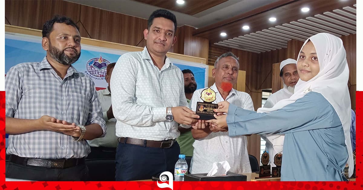 পার্বতীপুরে কৃতি শিক্ষার্থীদের সংবর্ধনা