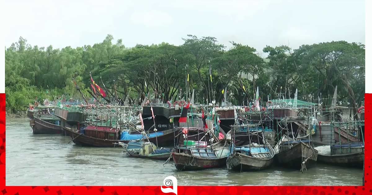 নিম্নচাপে উত্তাল সাগর, মাছ না ধরেই ফিরছে শত শত ট্রলার