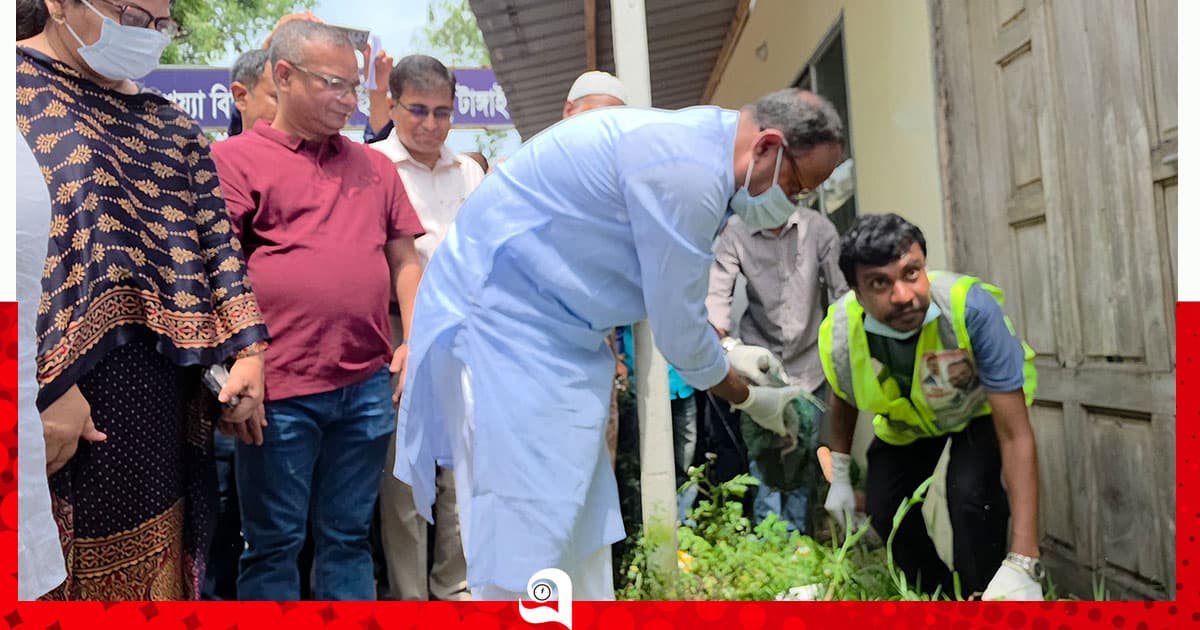 ডেঙ্গু প্রতিরোধে হাসপাতালের আঙিনা নিজ হাতে পরিষ্কার করলেন প্রতিমন্ত্রী