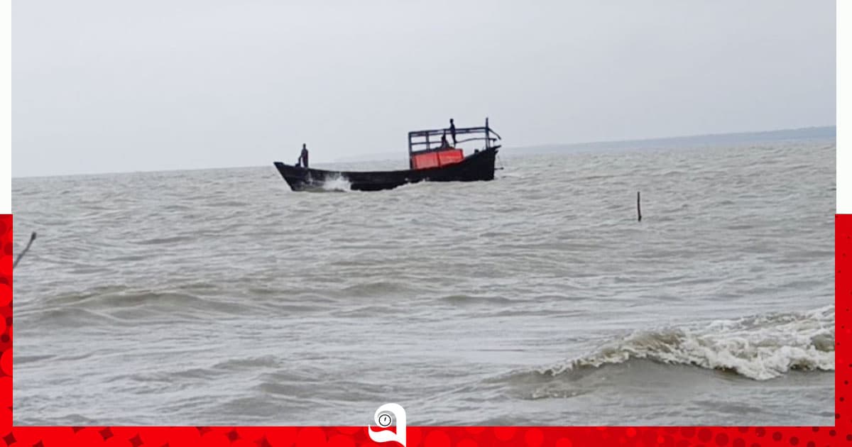 ঝড়ে মাছ ধরার ট্রলারডুবি, ২ জেলের মৃত্যু