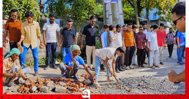 পাবনা তরুণদের স্বেচ্ছাশ্রমে দুর্ভোগ কমল ভাঙাচোরা সড়কের