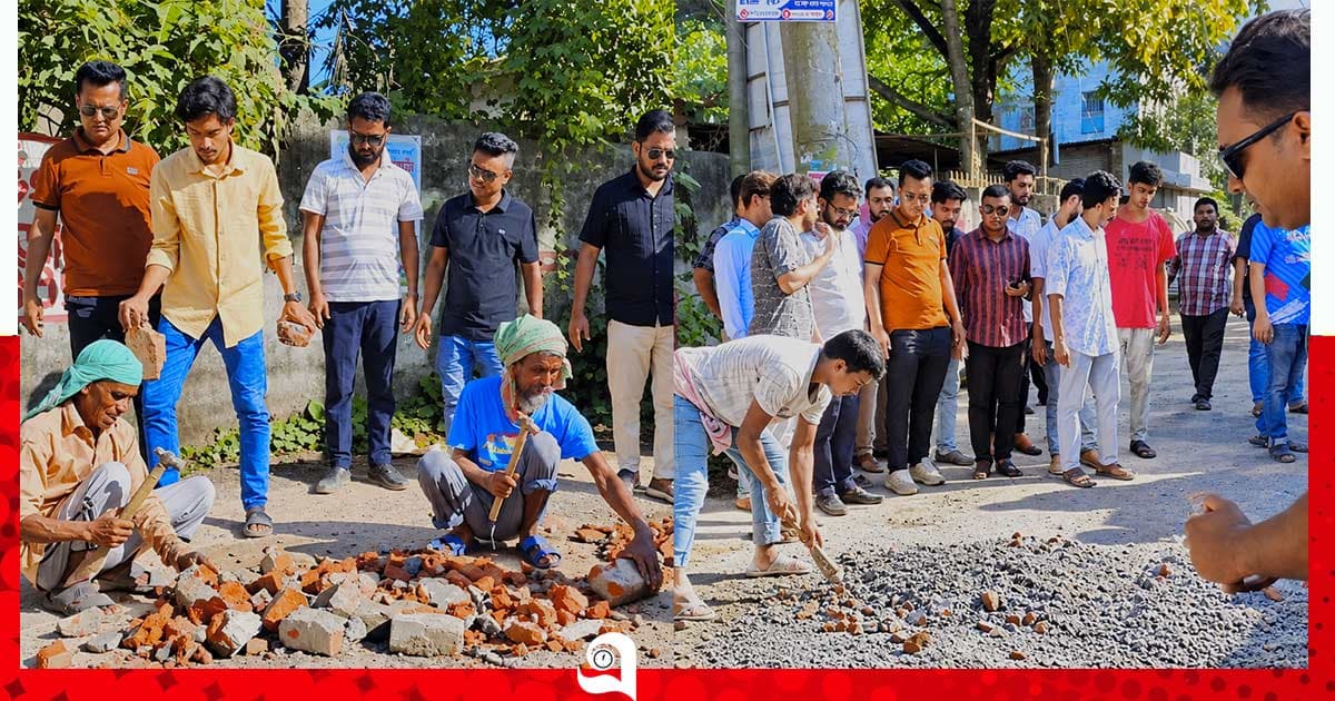 পাবনা তরুণদের স্বেচ্ছাশ্রমে দুর্ভোগ কমল ভাঙাচোরা সড়কের