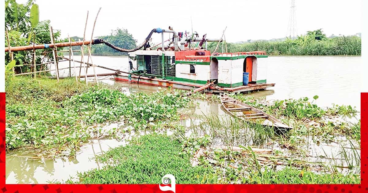 ড্রেজারের ‘পেটে’ জলাশয়ের জল